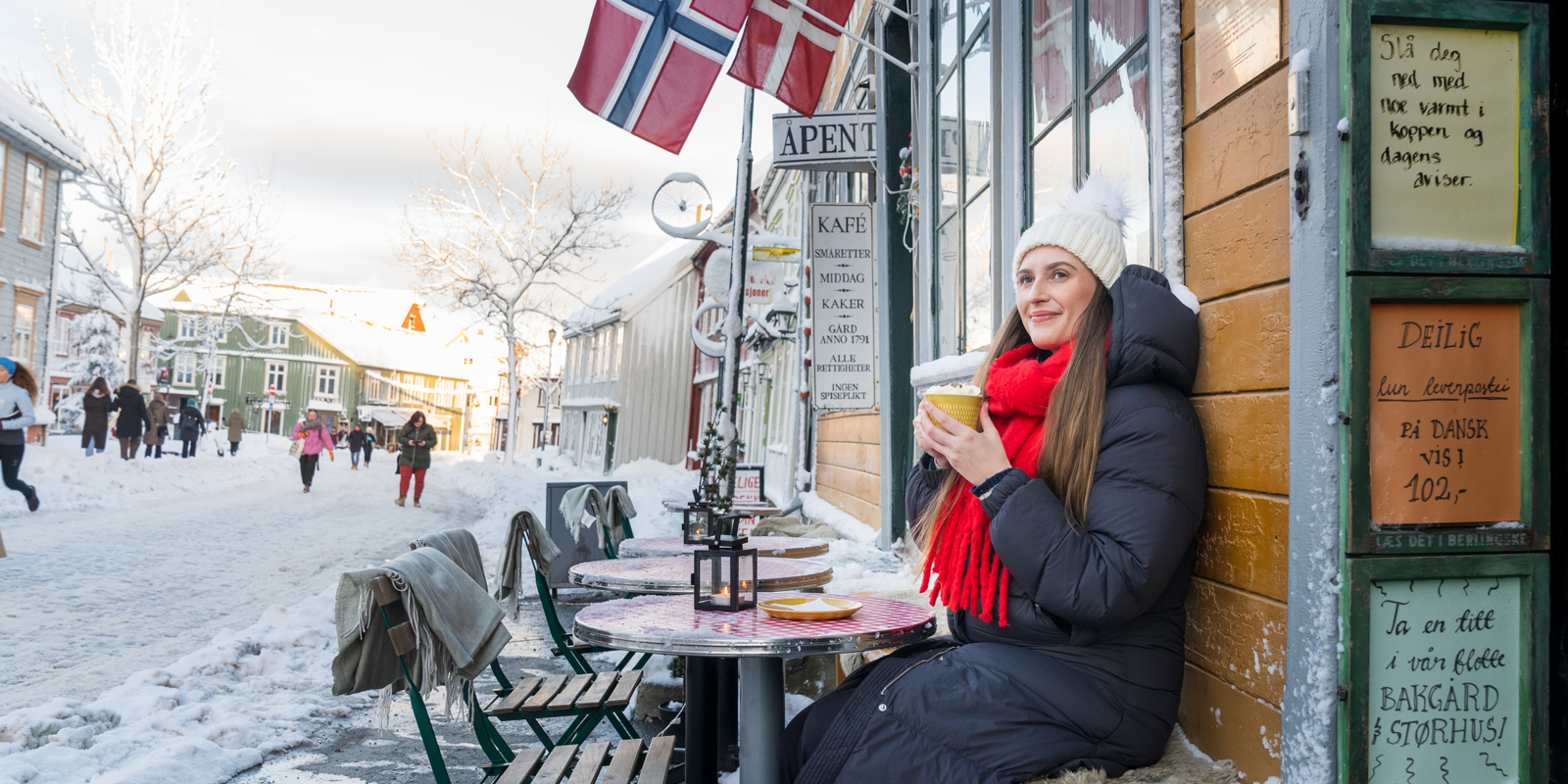 Winter-in-Trondheim---Enjoying-hot-chocolate-at-Baklandet-Skydsstation_Fredrik-Ahlsen---Visit-Norway